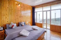 Young Monk Hostel & Cafe Dharamkot