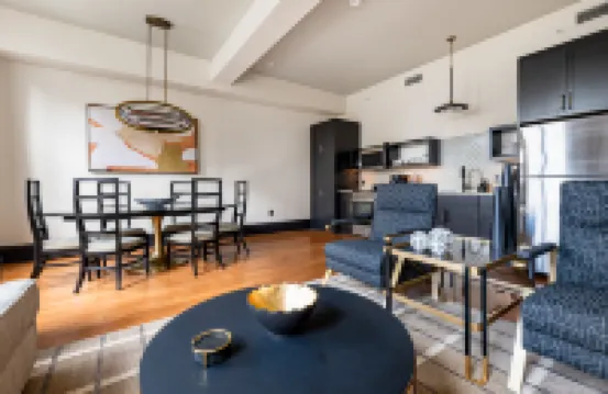 2BR Cityscape 2 Blocks from Bourbon St | The Mayfair 酒店