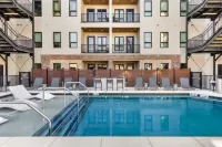 Rooftop Deck and Pool with City Skyline - Luxurious Music Row Retreat