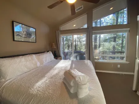 Charming Escape with Forest Views and Alfresco Dining - Tranquil Retreat