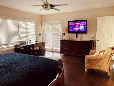 Charming Cottage with Hot Tub 1 Block from the Bay 플라운더 파빌리온 비치 프론트 주변 호텔