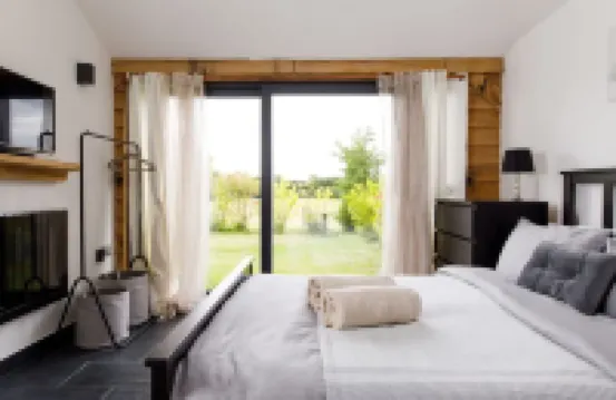 Rural Lodge Retreat with Hot Tub