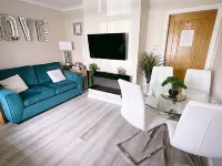 The Serene Stays Sleeps 6 with Garden Hotels in Oldham