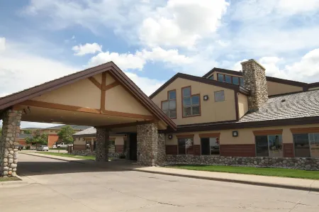 C'Mon Inn & Suites Fargo Отели рядом с достопримечательностью «Red River Zoo Nature Playground»