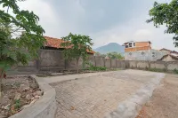 RedDoorz Near Jatinangor Town Square Hotels near Lingga Sumedang