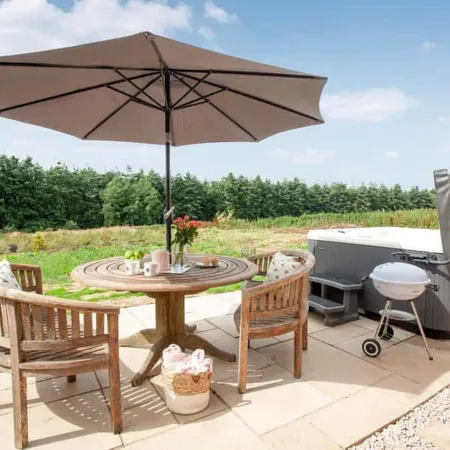 2-Bed Cottage Sleeps 4 with Hot Tub