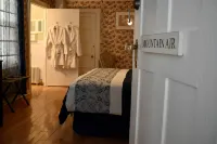 Harbour House Inn B&B Hotels in Adams