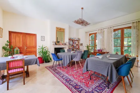 Domaine de La Tour Отели в г. Барбери