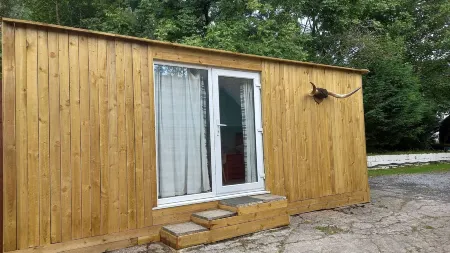 The Pines Cabin - Farm Park Stay Отели в г. Маур