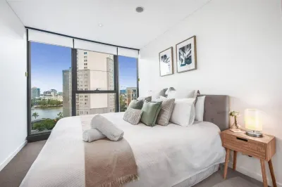 2Br Luxury Skytower -CBD -Pool -Gym -Netflix