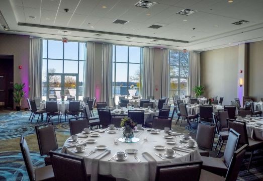 2. 더블트리 바이 ..