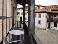 Akla Suites Con Jacuzzi Santillana Hotels in Santillana del Mar