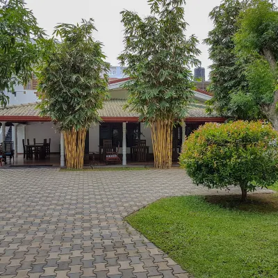 White Villa Beach Resort Отели рядом с достопримечательностью «Форт Матара»