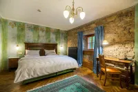 Schlosshotel Weyberhöfe Отели в г. Зайлауф