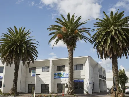 Three Palms Lodge Отели рядом с достопримечательностью «Окленд Ботаник Гарденс»