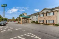 Quality Inn & Suites Hendersonville - Flat Rock - parking