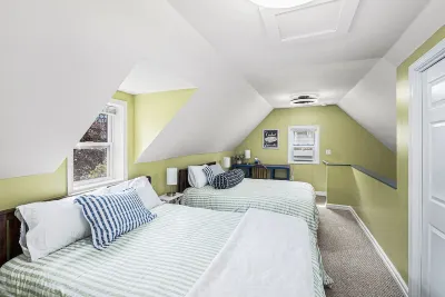 Charlevoix Home, Huge Yard, Tons of Parking, Privacy, Walk to Town, Quiet! Hotels near Bridge Street Blooms