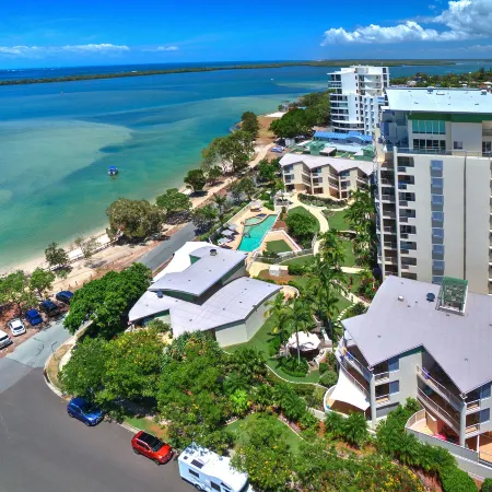 Moorings Beach Resort Отели рядом с достопримечательностью «Голден-Бич»