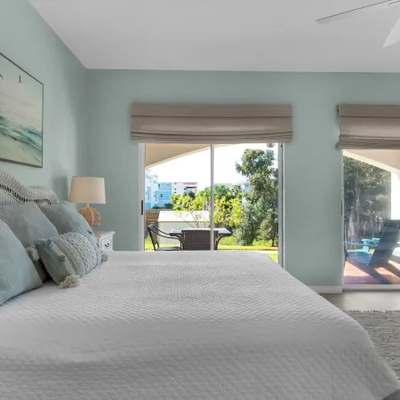 .2 Miles from Beach, Bright and Modern Townhome, 3Bd, 3BTH