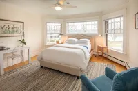 2W Lake Hotels near Thayer Park