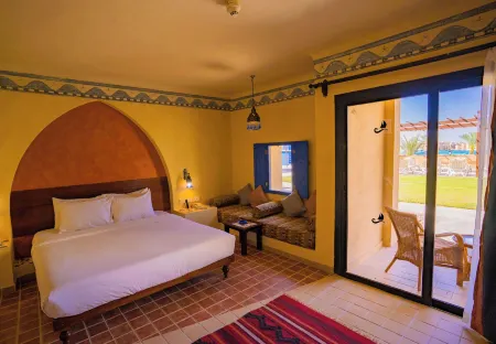 Marina Lodge at Port Ghalib Отели рядом с достопримечательностью «Bridge of Royal Tulip Beach Resort»