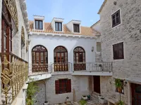 Palace Derossi