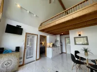 Private Oceanfront Cabin with Hot Tub - Doc Holiday Cabin Hoteles en Ucluelet