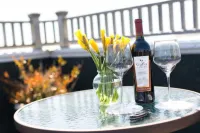 Admiral Fitzroy Inn Hotels near The Breakers