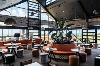 Caves Coastal Bar & Bungalows Hotel di Marks Point