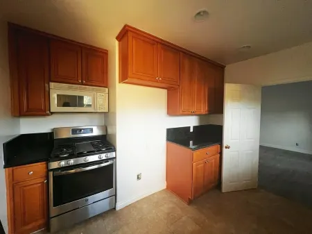 Charming 2-bedroom house with AC in Alhambra Отели рядом с достопримечательностью «Библиотека Алхамбра Сивик Сентер»