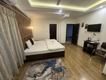 FabHotel 85 the Seven Wonders - Near Cnci Hospital Biswbangla Gate