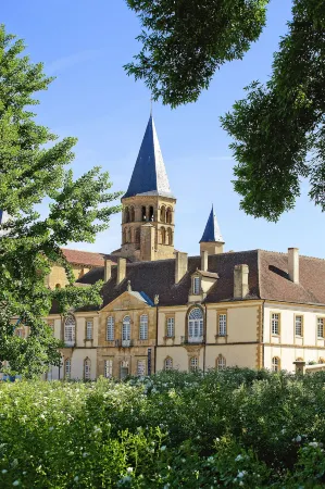 Hostellerie des Trois Pigeons, Paray-Le-Monial Отели в г. Сен-Жульен-де-Сиври