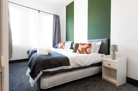 Kings Building- 2 Bed & Bathroom Flats Отели в г. Манселтон