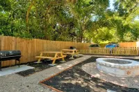 Prime Soco Chic 2BR King Suite w Pool Parking - Apartments