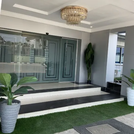 LIS Hotel and Suites