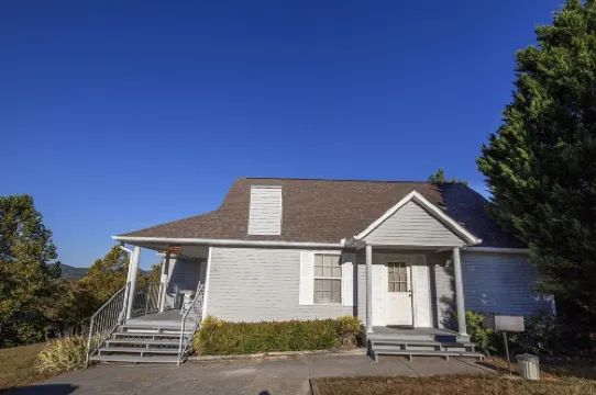 Our Tennessee Mountain Home - Great Location! Close to All the Action! 2 Bedroom Cabin by Redawning