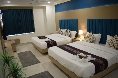 HOTEL ROYAL SQUARE Отели рядом с достопримечательностью «The Adalaj Stepwell»