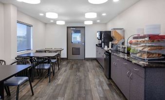 Super 8 by Wyndham Ambassador Bridge Windsor on