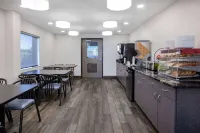 Super 8 by Wyndham Ambassador Bridge Windsor on