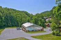Renovated Lux Cabin - Hot Tub Pool Views