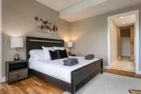 Newly Built Poolside Home w Balcony BBQ