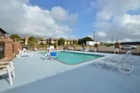 Super 8 by Wyndham Universal City - プール