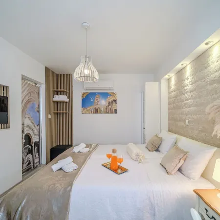 Central Split Rooms and Apartments Paese