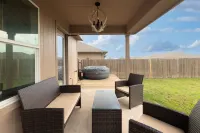 Fenced Backyard and Fun Foosball Table - Spacious Family Haven Hotels in Kyle