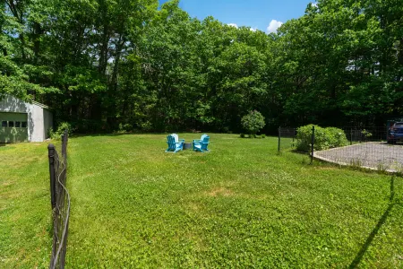 Fenced Yard, Hot Tub and Cozy Den - Stylish Charming Retreat