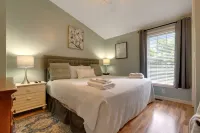 Fenced Yard, Hot Tub and Cozy Den - Stylish Charming Retreat