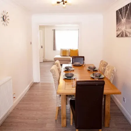 Cozy 3-Bedroom Home in Luton