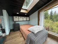 Tiny House on Hayden Lake with beach access and hot tub