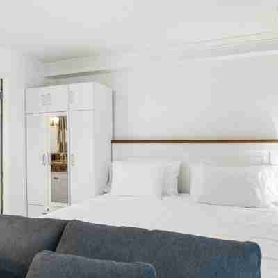 Modern Suite / Free Parking / View / AC / King Bed / Kitchen / Prime Location Rooms
