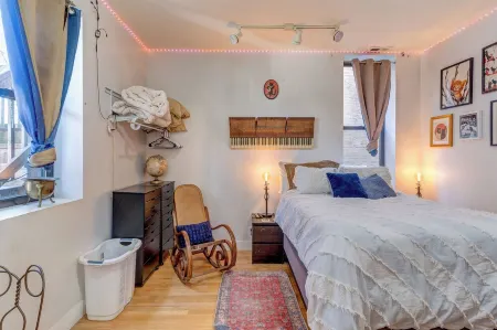 Animal House Near Sox Stadium Отели рядом с достопримечательностью «Университет Чикаго»